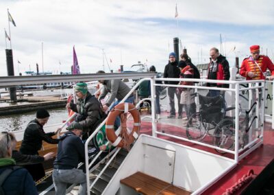 Luca wird die Rampeauf dem Schiff  runtergezogen
