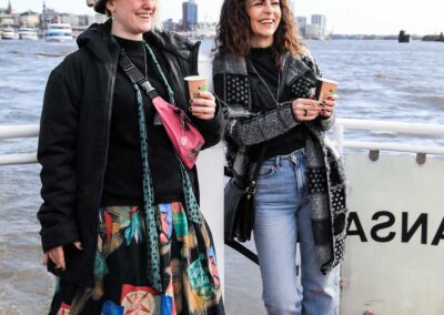 Eva und Ana am Heck.