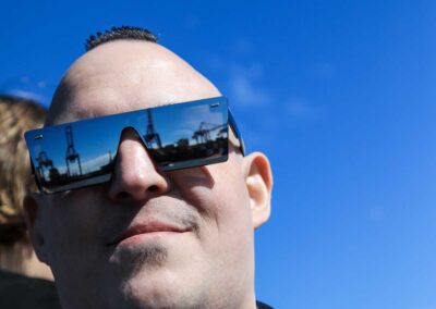 Sebastian mit verspiegelter Brille.