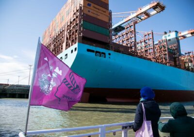 Grüßes Conatinerschiff. Im Vordergrund die Klappe auf Fahne