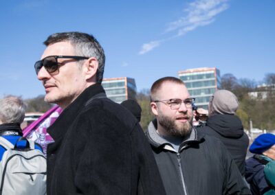 Dinko und Jonas schauen um sich.
